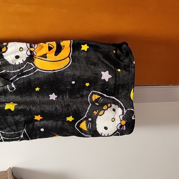 Hello Kitty Holloween Throw Blanket - Picture 5 of 6